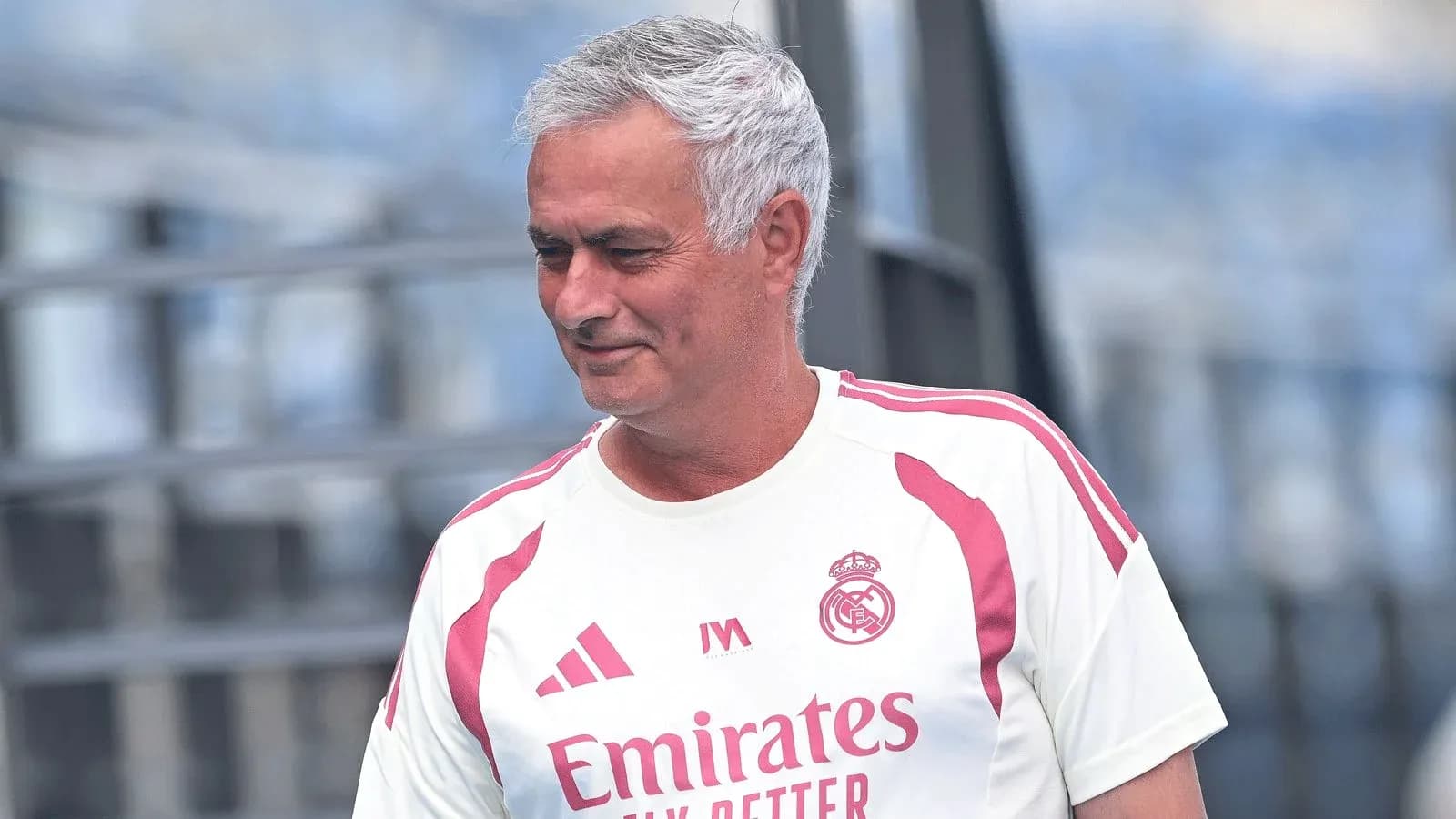Entrenador de fútbol en sesión de entrenamiento Entrenador de fútbol en sesión de entrenamiento