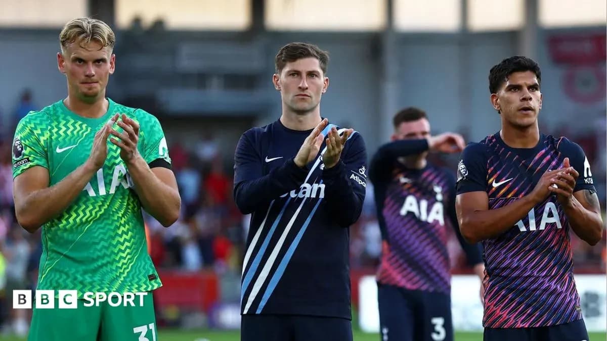 Jugadores de Tottenham aplaudiendo tras el partido Jugadores de Tottenham aplaudiendo tras el partido