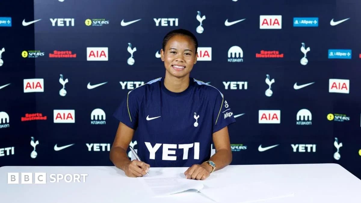 Jugadora firmando contrato con Tottenham Hotspur Jugadora firmando contrato con Tottenham Hotspur