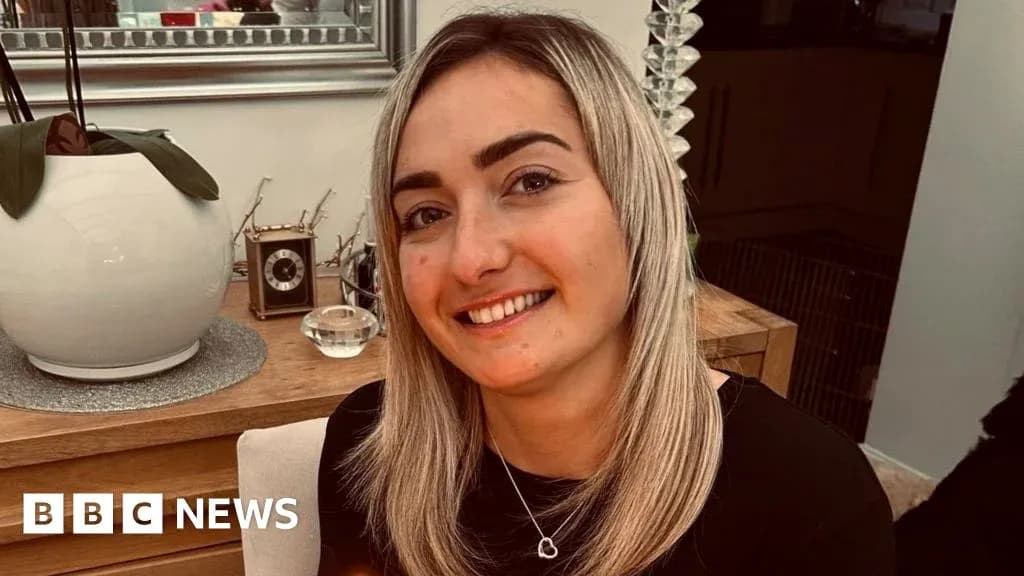 Mujer sonriendo en un entorno doméstico Mujer sonriendo en un entorno doméstico