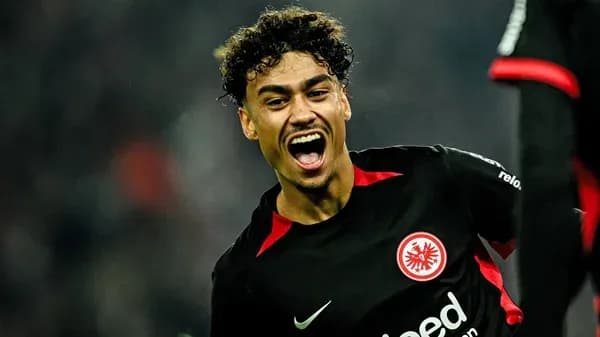 Jugador de Eintracht Frankfurt celebrando un gol Jugador de Eintracht Frankfurt celebrando un gol