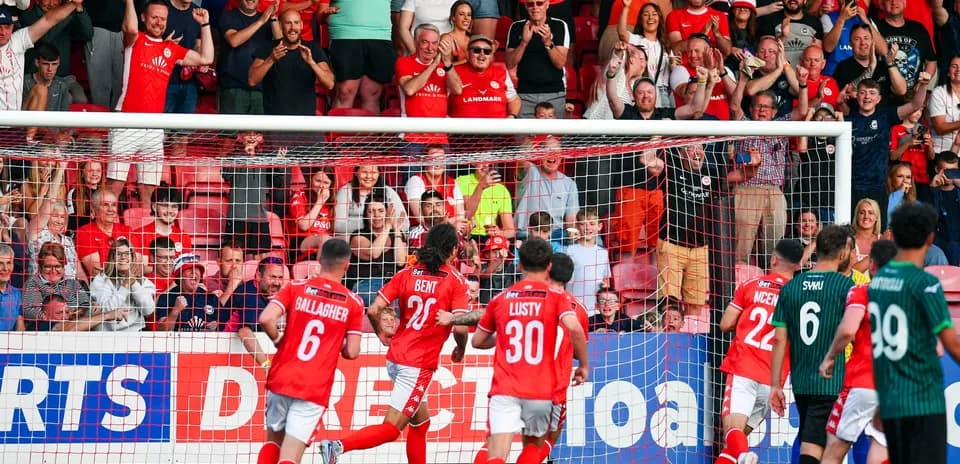 Aficionados celebrando un gol de Larne Aficionados celebrando un gol de Larne