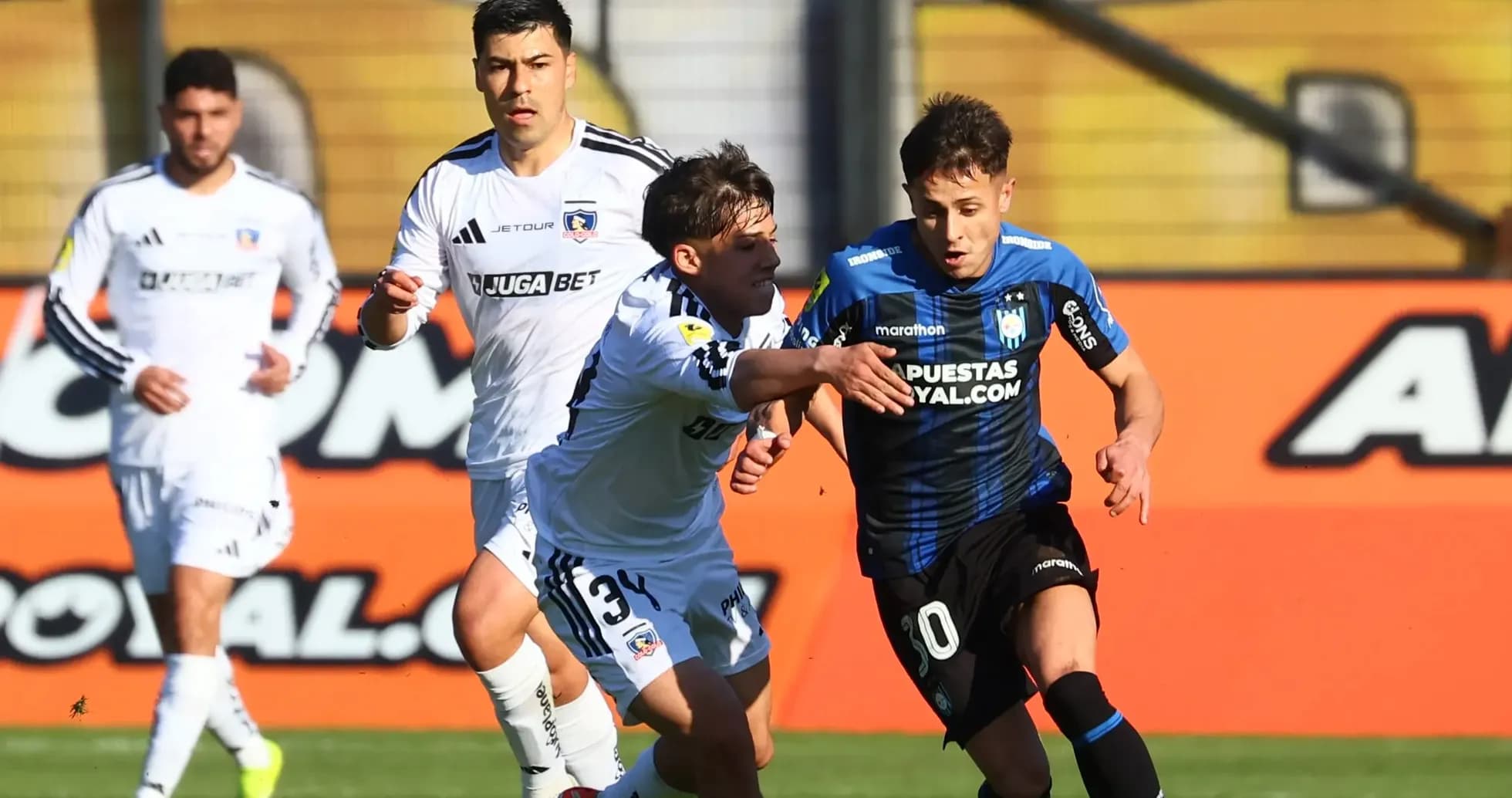 Jugadores de Huachipato y Colo Colo en acción Jugadores de Huachipato y Colo Colo en acción