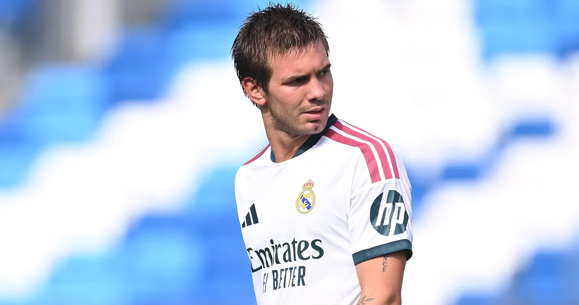 Jugador de Real Madrid en el campo de entrenamiento Jugador de Real Madrid en el campo de entrenamiento