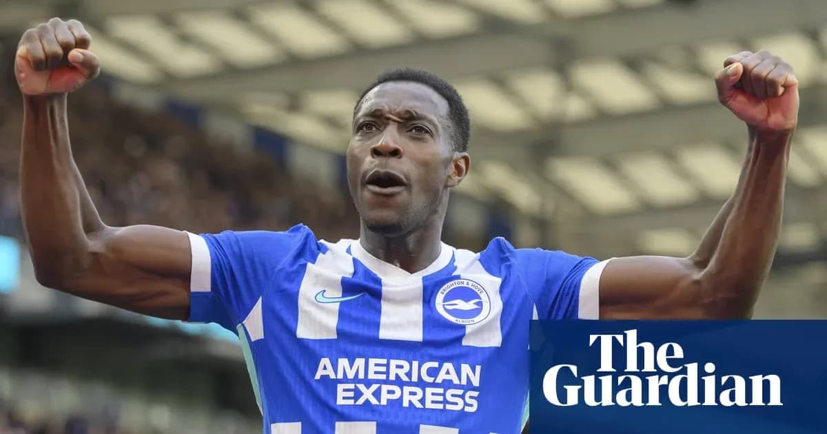 Jugador de Brighton celebrando un gol con los brazos levantados Jugador de Brighton celebrando un gol con los brazos levantados