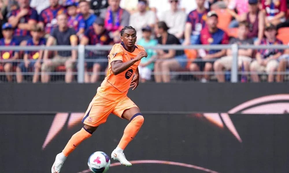 Jugador corriendo en uniforme naranja durante partido Jugador corriendo en uniforme naranja durante partido