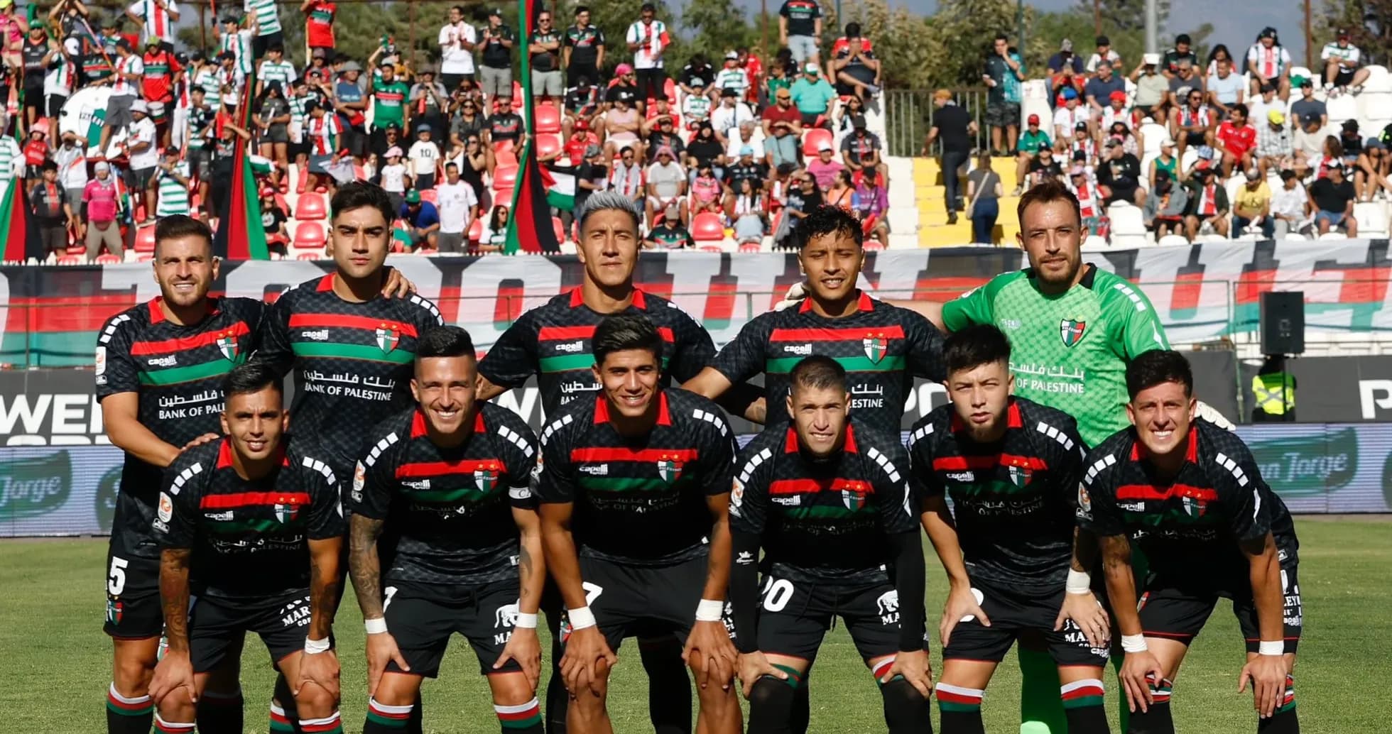 Jugadores de Palestino posando antes del partido Jugadores de Palestino posando antes del partido