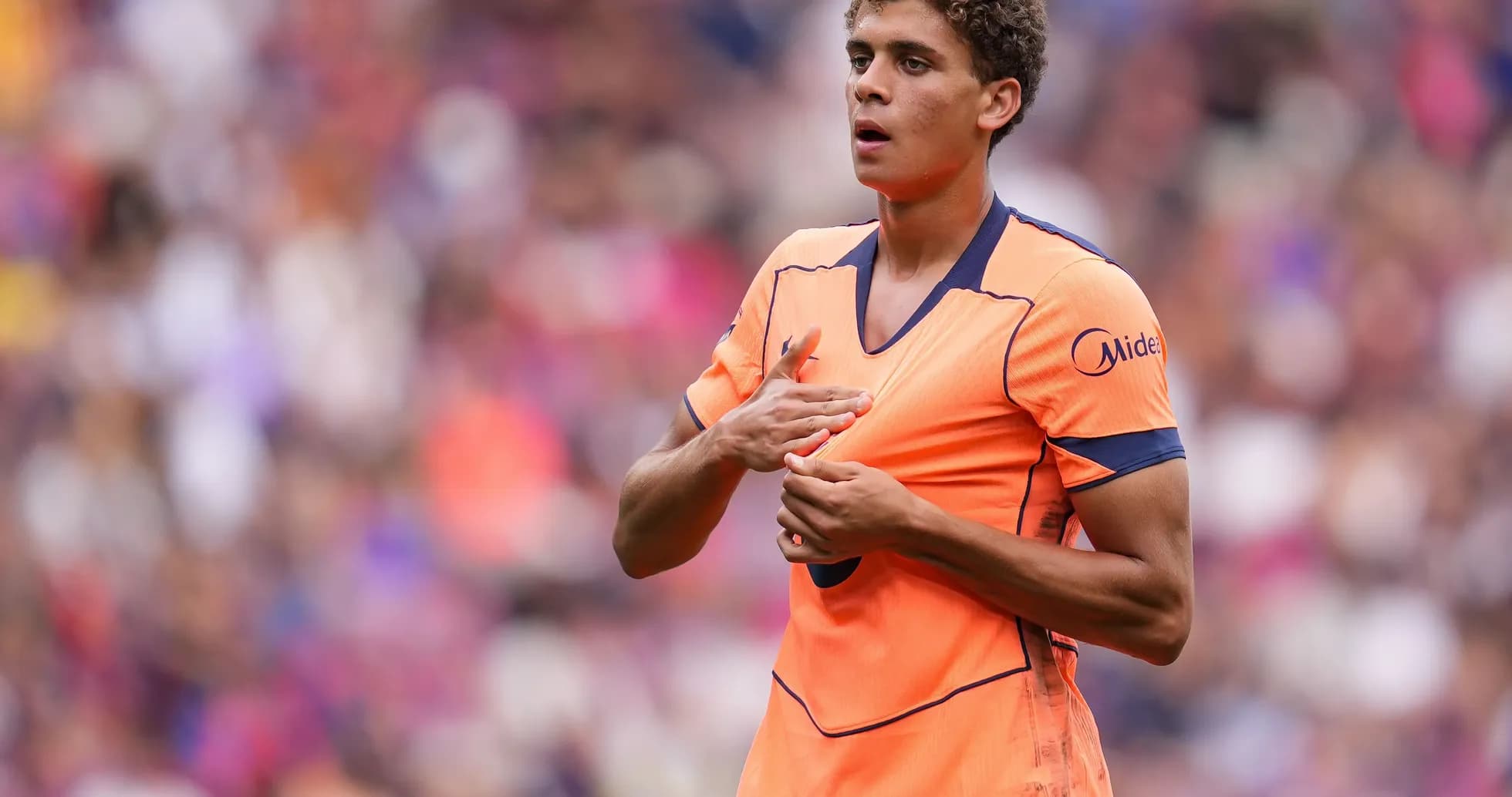 Jugador ajustándose la camiseta durante el partido Jugador ajustándose la camiseta durante el partido