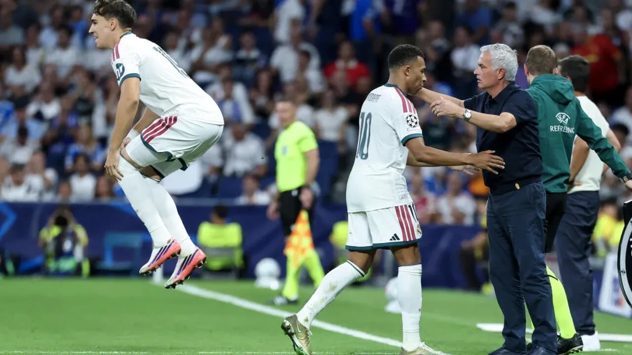 Jugador saltando mientras es sustituido por entrenador Jugador saltando mientras es sustituido por entrenador