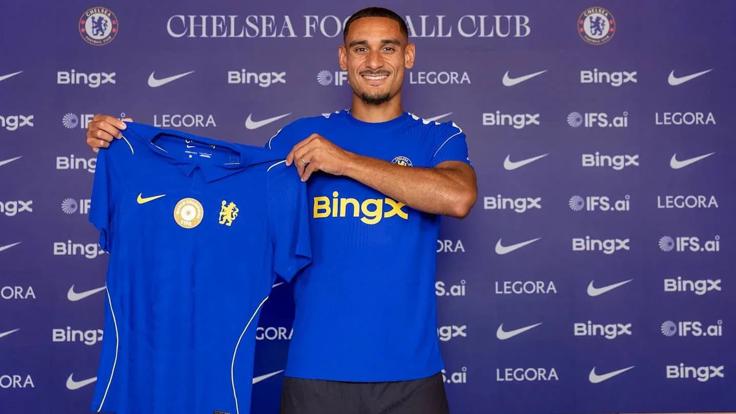 Jugador sosteniendo camiseta de Chelsea FC en presentación Jugador sosteniendo camiseta de Chelsea FC en presentación
