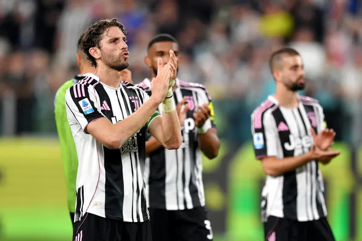 Jugadores de la Juventus aplaudiendo a los aficionados Jugadores de la Juventus aplaudiendo a los aficionados