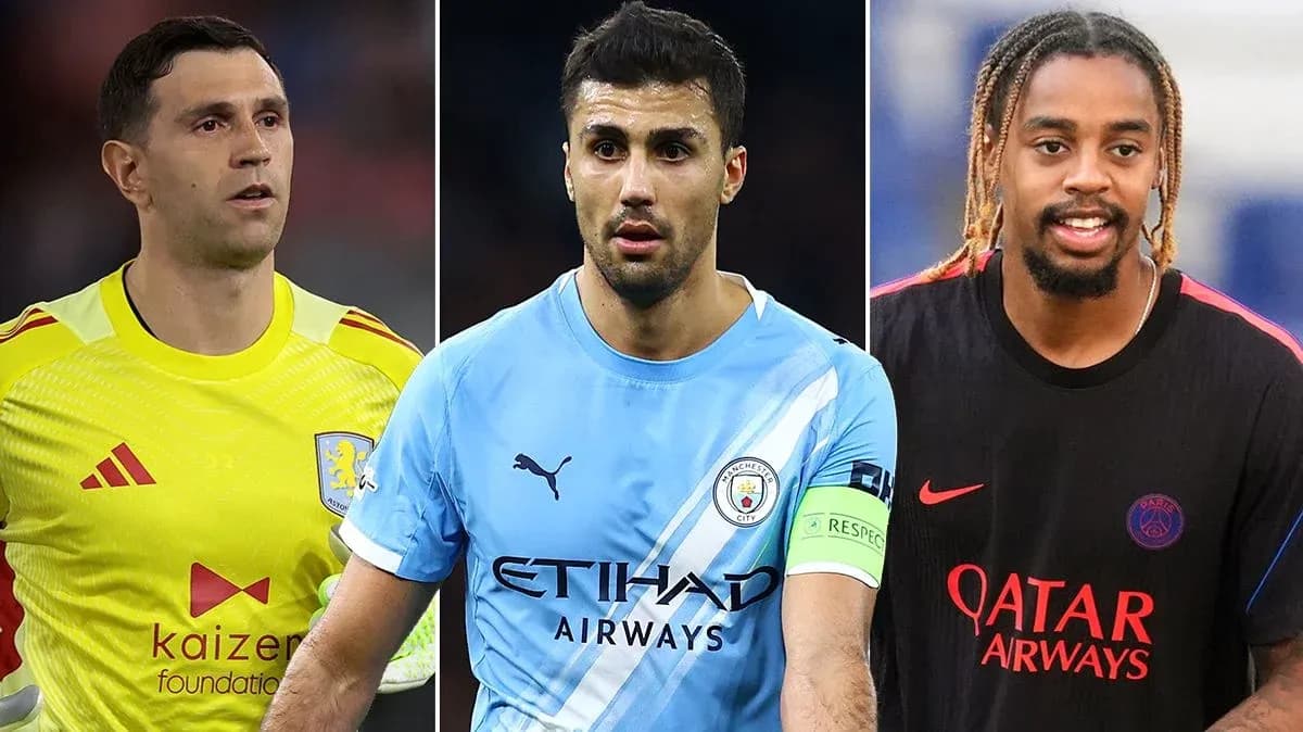 Tres jugadores de fútbol en diferentes uniformes Tres jugadores de fútbol en diferentes uniformes