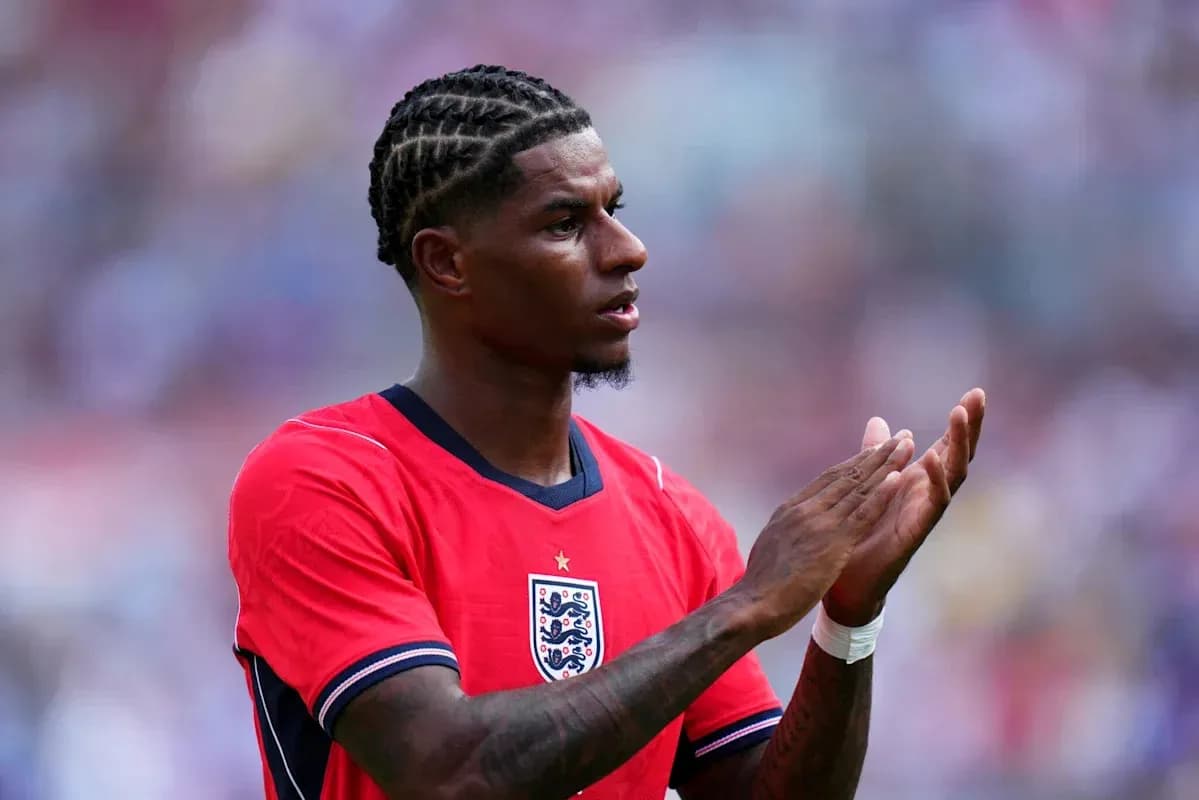 Jugador de Inglaterra aplaudiendo en el campo Jugador de Inglaterra aplaudiendo en el campo