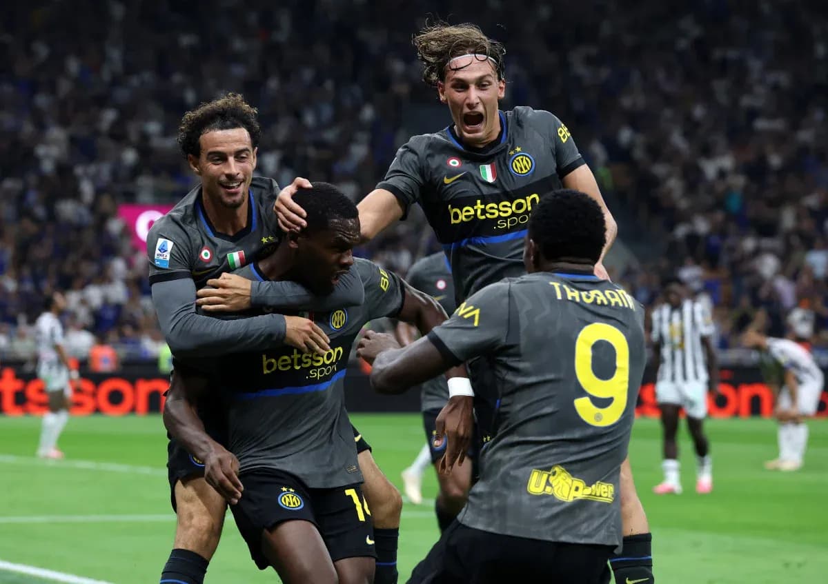 Jugadores de Inter celebrando un gol Jugadores de Inter celebrando un gol