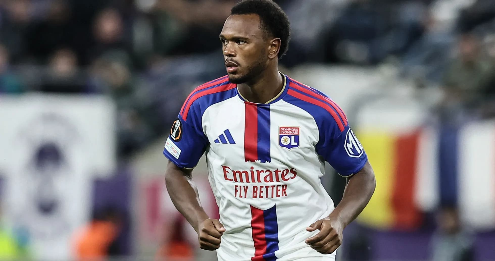 Jugador de Olympique Lyonnais corriendo durante el partido Jugador de Olympique Lyonnais corriendo durante el partido