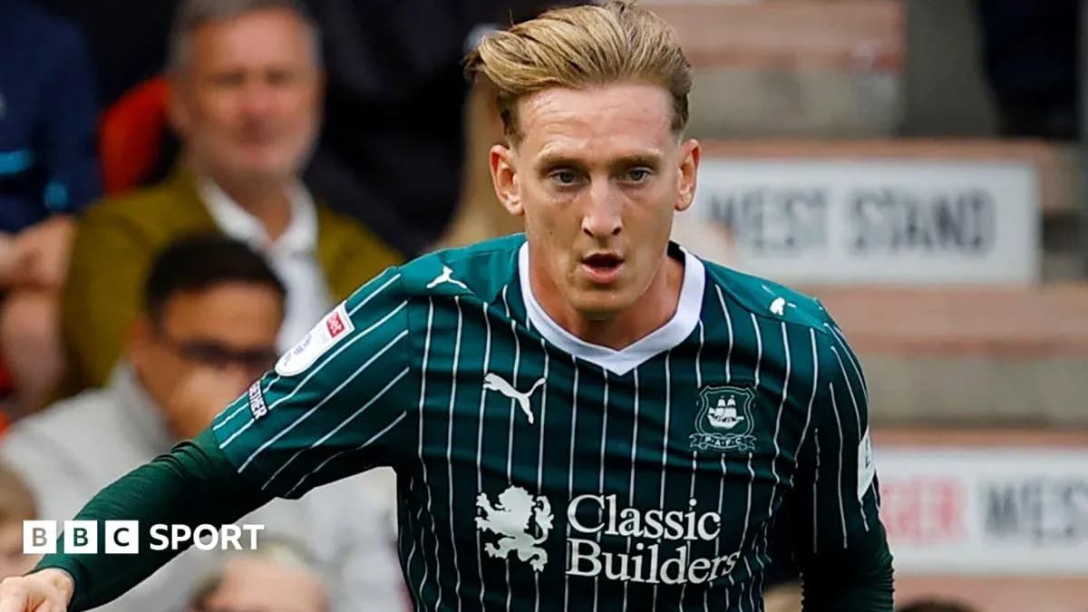 Jugador de Plymouth Argyle corriendo en el campo Jugador de Plymouth Argyle corriendo en el campo