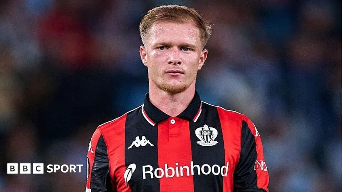 Jugador de fútbol con camiseta de Newcastle en campo Jugador de fútbol con camiseta de Newcastle en campo