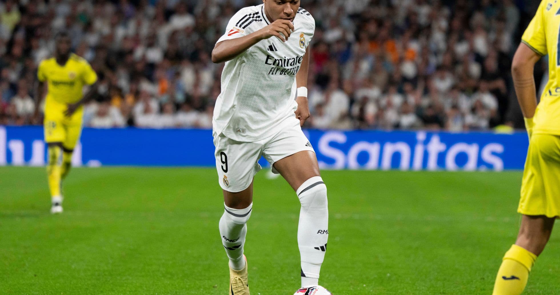 Kylian Mbappé dribbling the ball in match Kylian Mbappé dribbling the ball in match