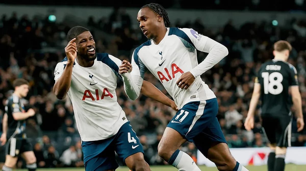Jugadores de Tottenham celebrando un gol Jugadores de Tottenham celebrando un gol