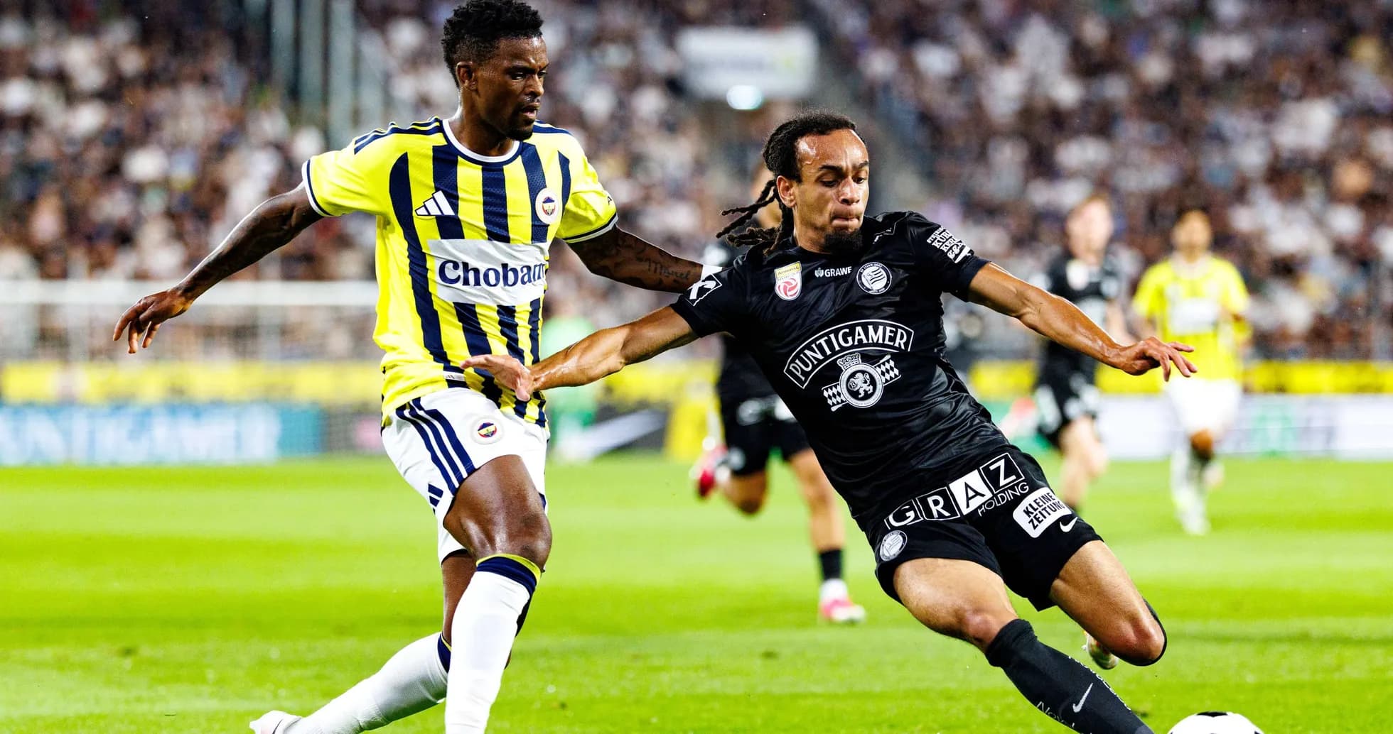 Jugadores de Sturm Graz y Fenerbahçe en acción Jugadores de Sturm Graz y Fenerbahçe en acción