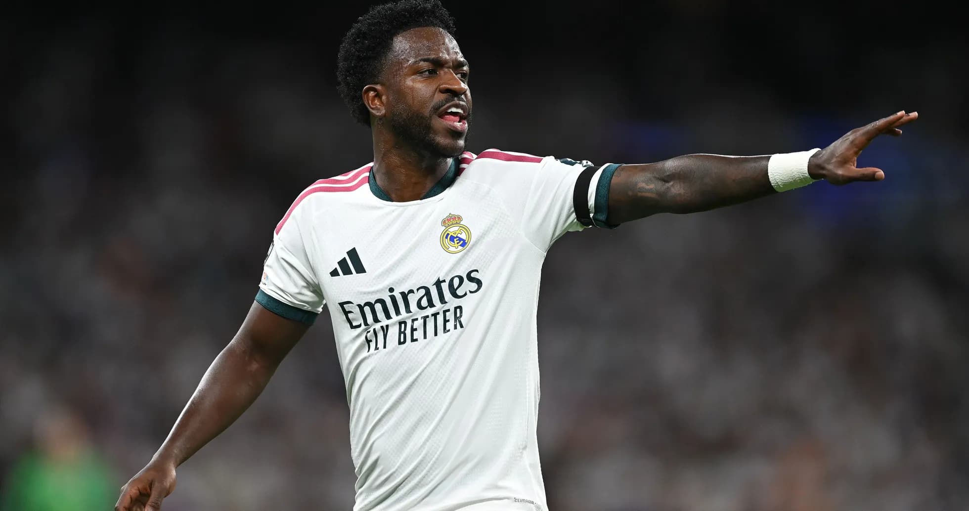 Jugador de Real Madrid señalando durante el partido Jugador de Real Madrid señalando durante el partido