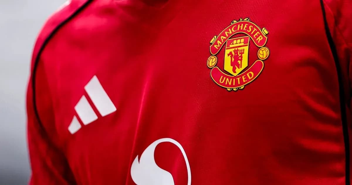 Logo de Manchester United en camiseta roja Logo de Manchester United en camiseta roja