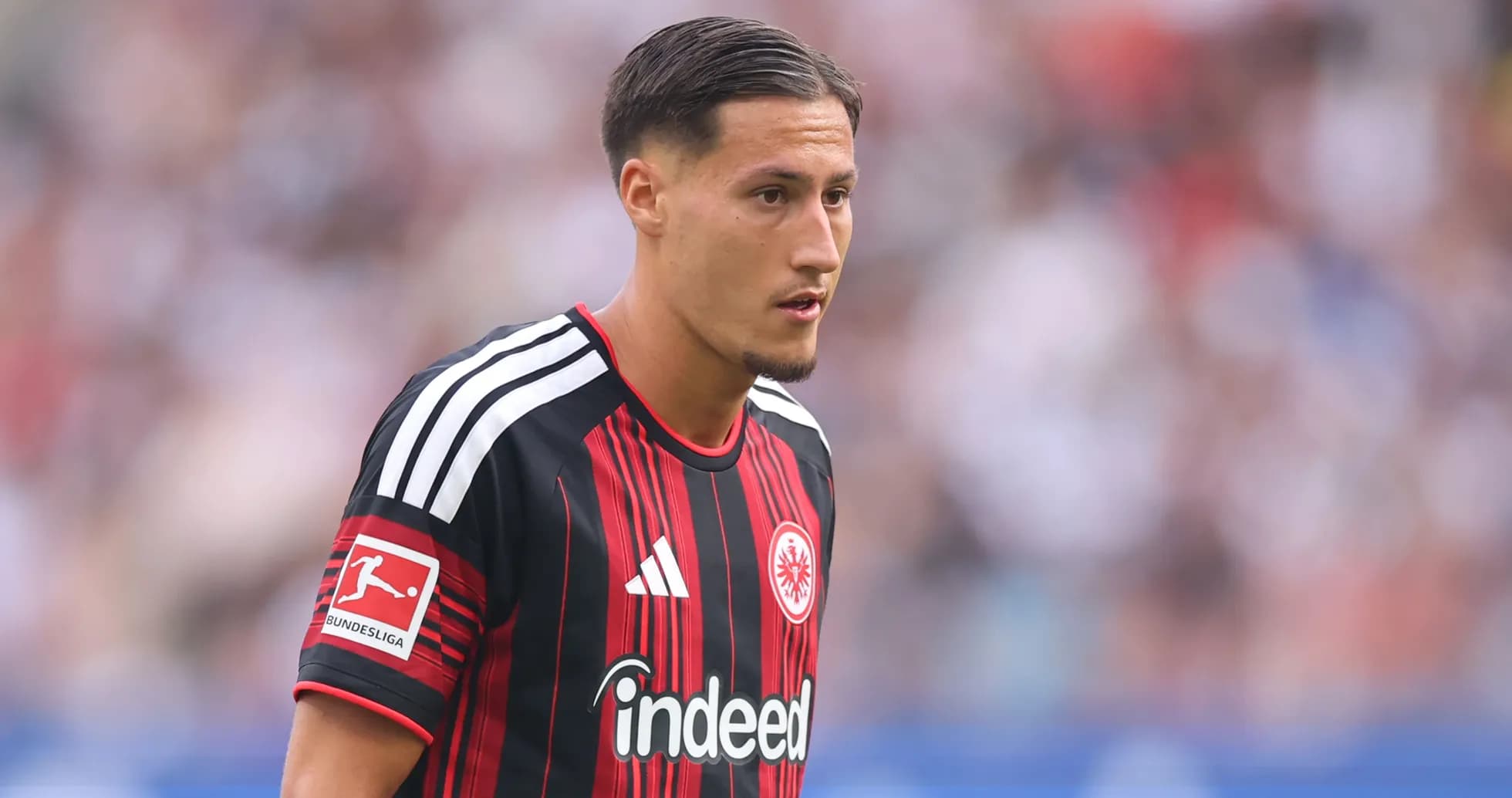Jugador de Eintracht Frankfurt en acción durante partido Jugador de Eintracht Frankfurt en acción durante partido
