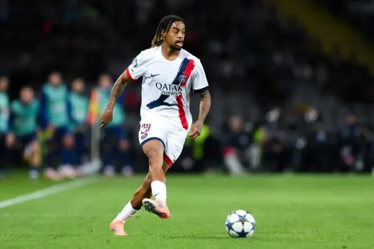 Jugador del PSG corriendo con el balón en el campo Jugador del PSG corriendo con el balón en el campo