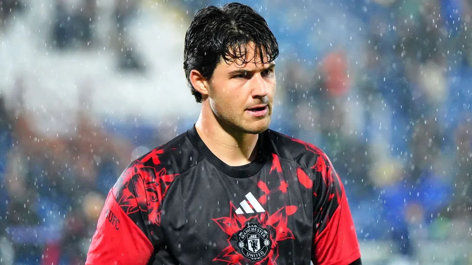 Portero de Manchester United bajo la lluvia Portero de Manchester United bajo la lluvia