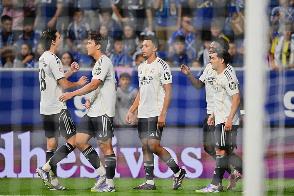 Jugadores de Real Madrid celebrando un gol Jugadores de Real Madrid celebrando un gol