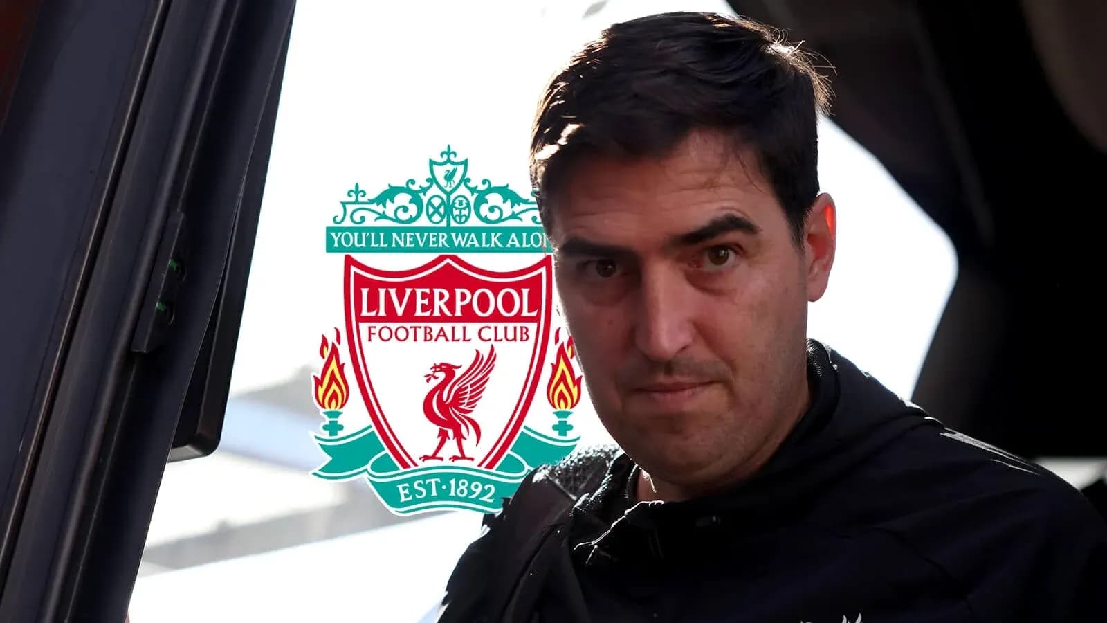 Entrenador llegando con logo de Liverpool de fondo Entrenador llegando con logo de Liverpool de fondo
