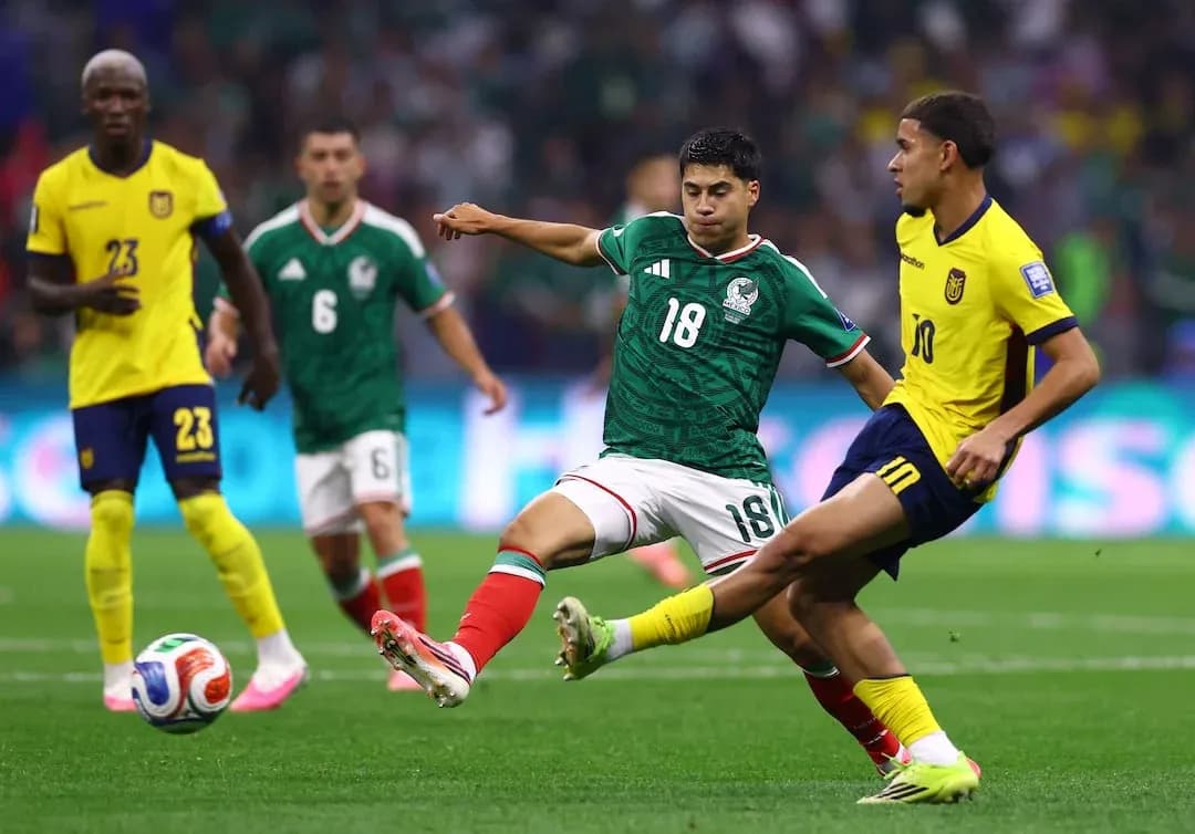 Jugadores de México y Ecuador en acción Jugadores de México y Ecuador en acción