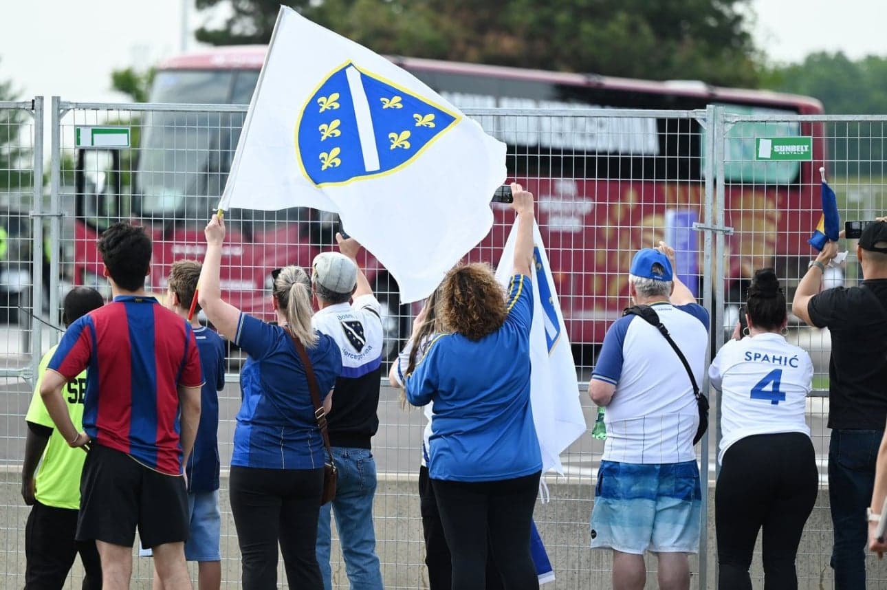 Aficionados sosteniendo banderas de Bosnia y Herzegovina Aficionados sosteniendo banderas de Bosnia y Herzegovina