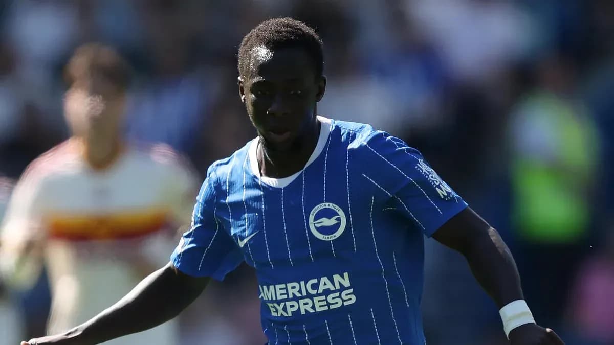 Jugador de Brighton en acción durante el partido Jugador de Brighton en acción durante el partido