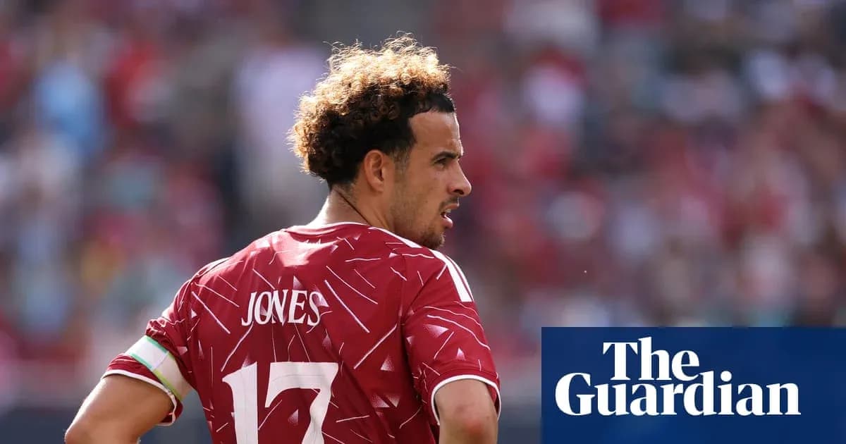 Jugador con camiseta roja y número 17 en el campo Jugador con camiseta roja y número 17 en el campo