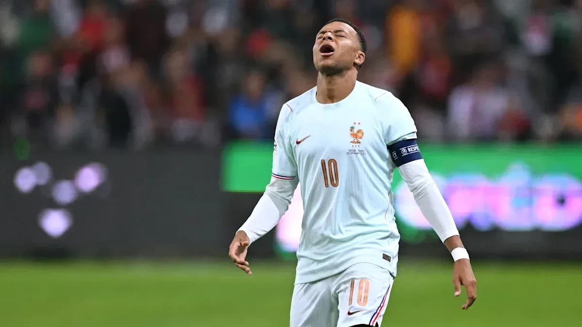 Jugador con camiseta de Francia lamentándose en el campo Jugador con camiseta de Francia lamentándose en el campo