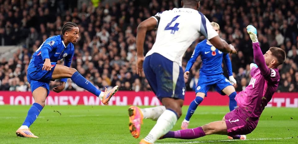 Jugador de Chelsea dispara a puerta contra Tottenham Jugador de Chelsea dispara a puerta contra Tottenham