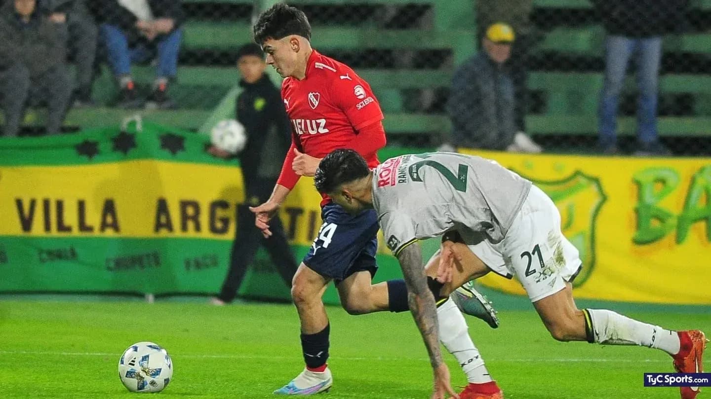 Jugador de Independiente en acción contra Defensa y Justicia Jugador de Independiente en acción contra Defensa y Justicia