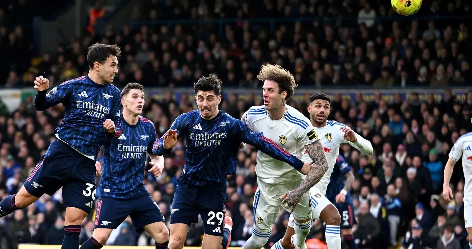 Jugadores de Arsenal y Leeds en acción Jugadores de Arsenal y Leeds en acción