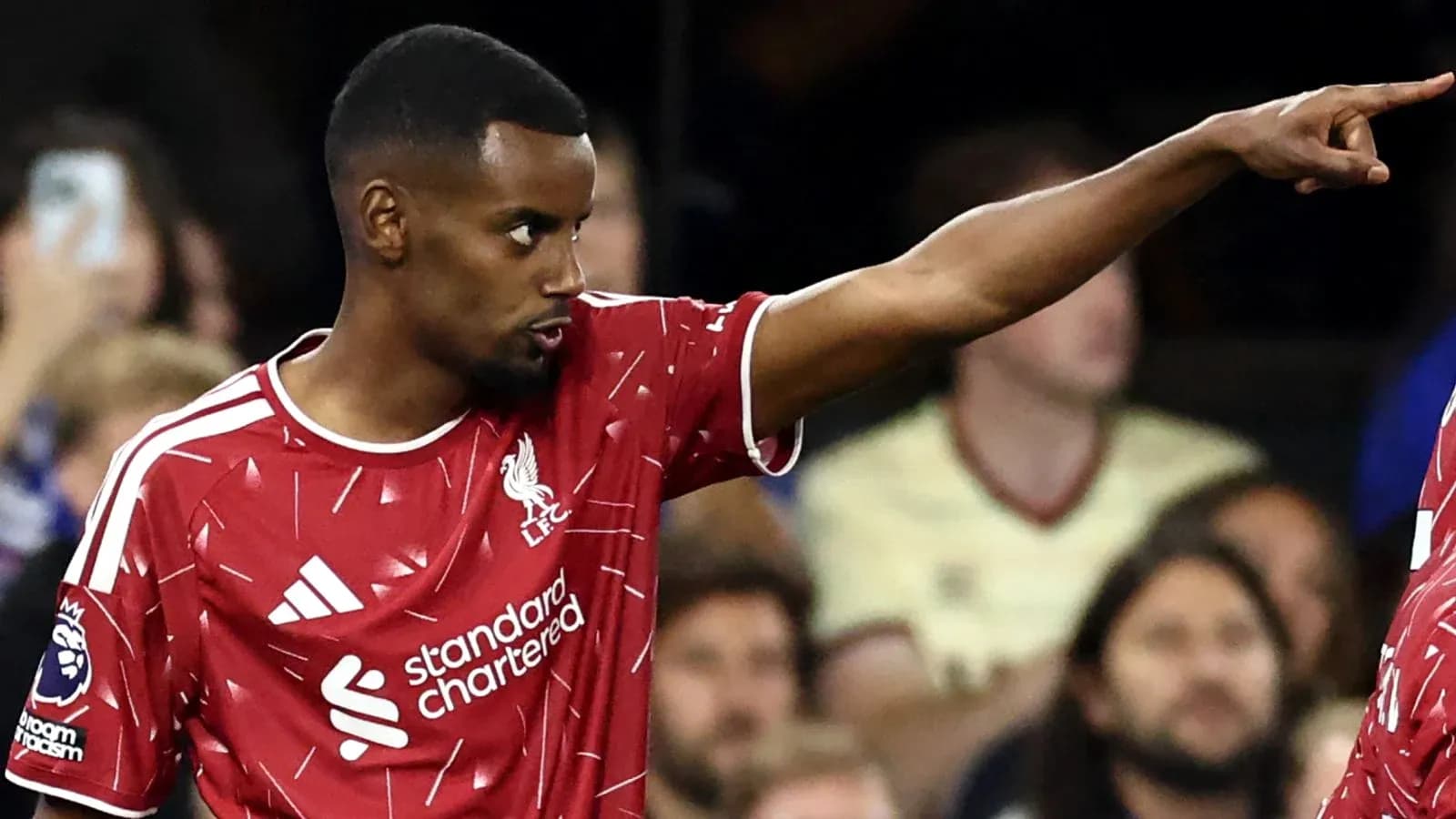 Jugador de Liverpool señalando durante el partido Jugador de Liverpool señalando durante el partido