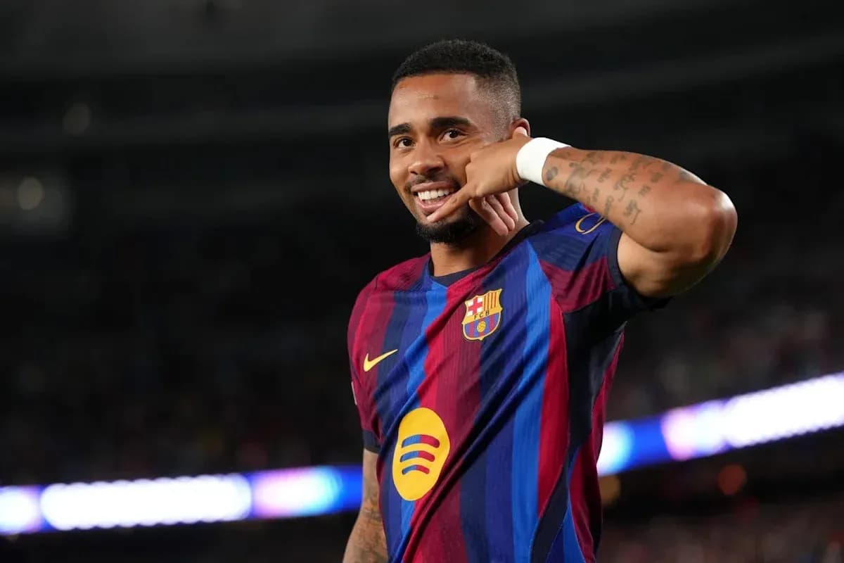 Jugador de Barcelona celebrando con gesto de llamada Jugador de Barcelona celebrando con gesto de llamada