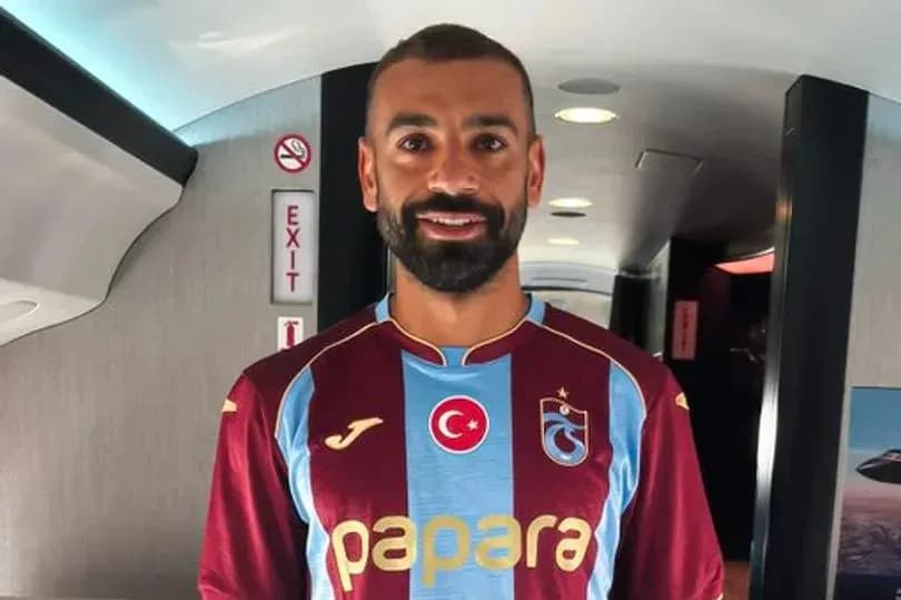 Jugador vistiendo camiseta de Trabzonspor en avión Jugador vistiendo camiseta de Trabzonspor en avión
