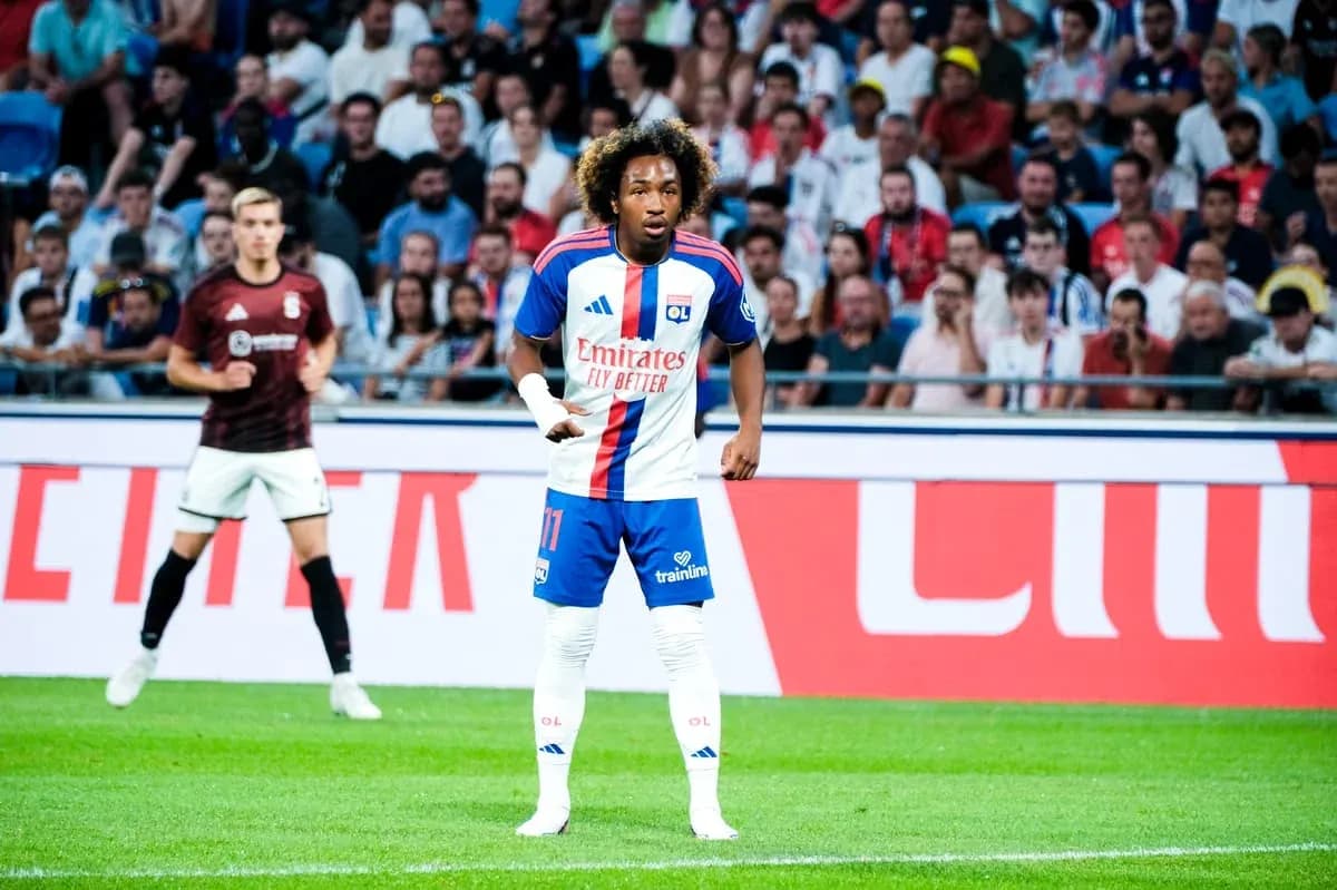 Jugador de Lyon en acción durante el partido Jugador de Lyon en acción durante el partido
