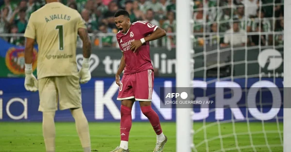 Jugador de Real Madrid lamentándose en el campo Jugador de Real Madrid lamentándose en el campo