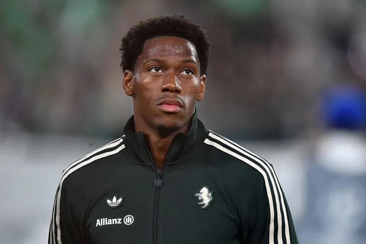 Jugador con chaqueta negra en el campo Jugador con chaqueta negra en el campo