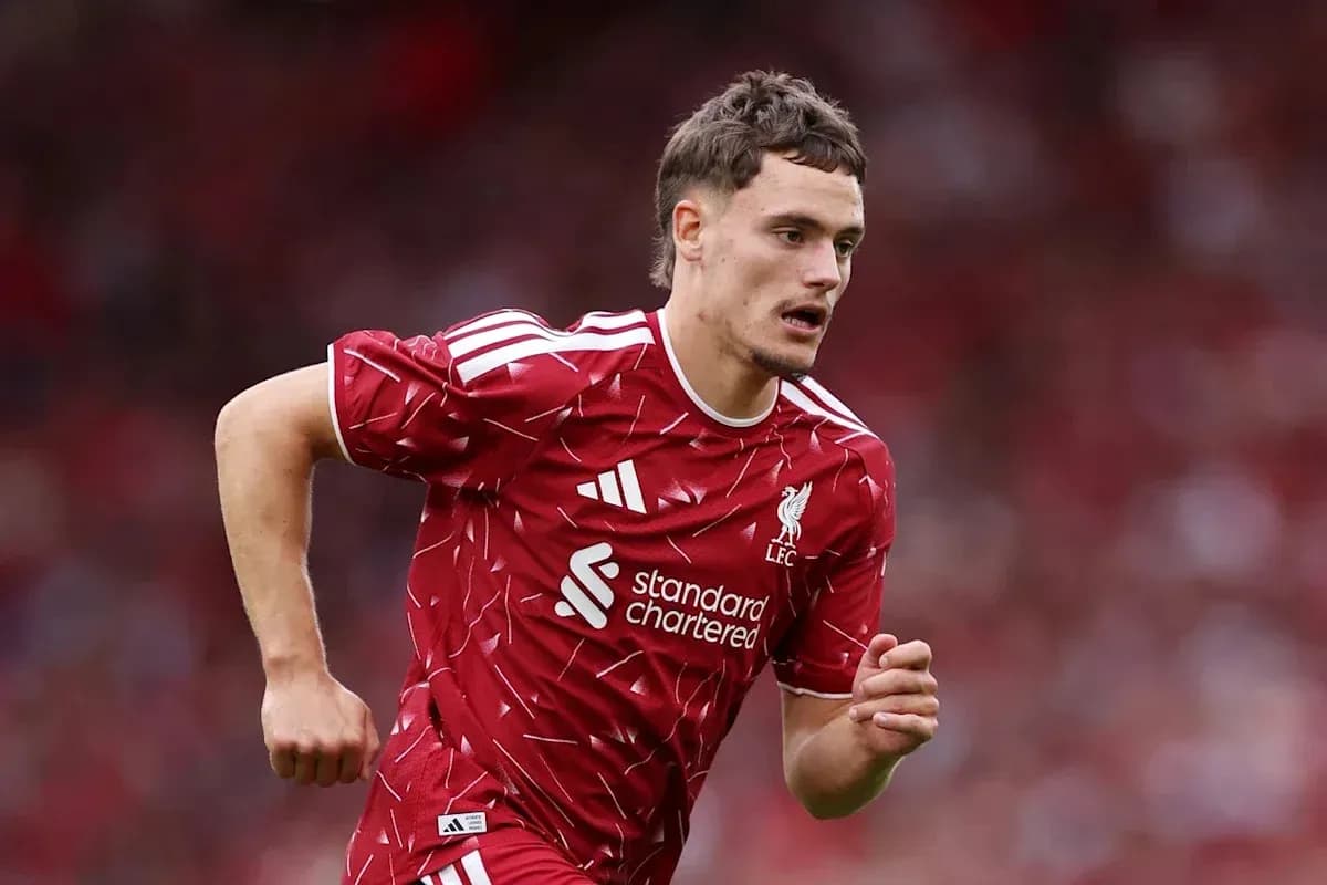 Jugador de Liverpool corriendo en el campo Jugador de Liverpool corriendo en el campo