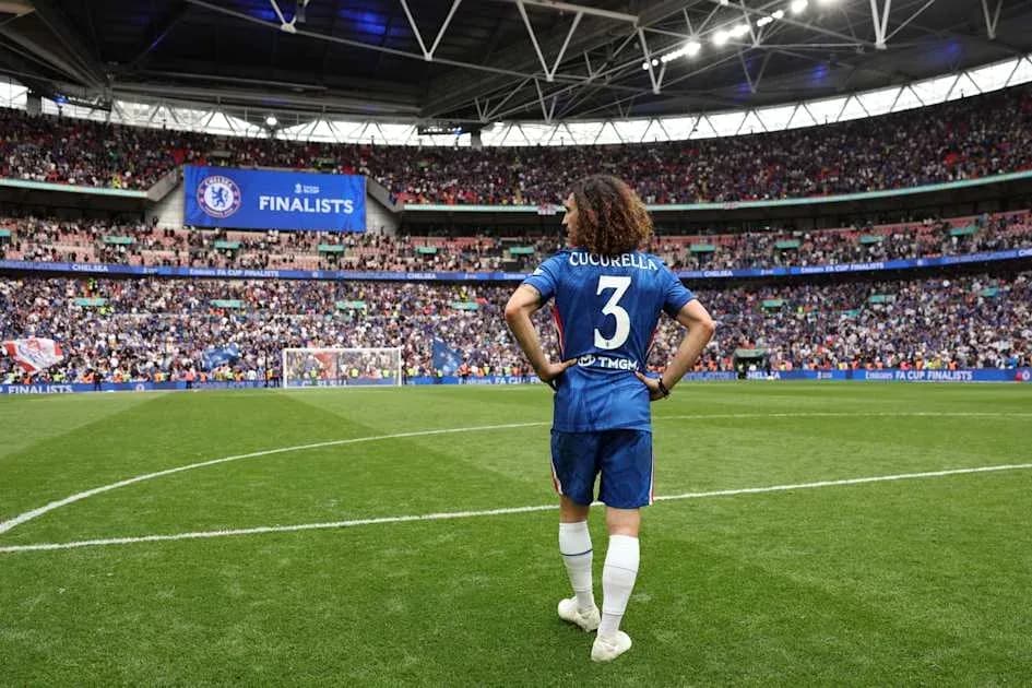 Cucurella en el campo durante la final de FA Cup Cucurella en el campo durante la final de FA Cup