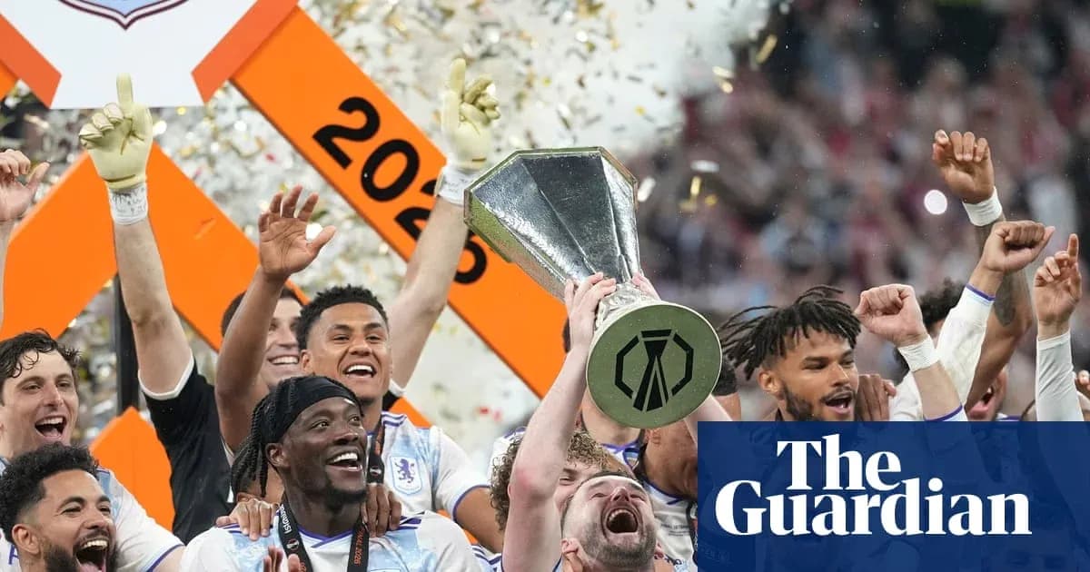 Jugadores celebrando con el trofeo de la CONCACAF Jugadores celebrando con el trofeo de la CONCACAF
