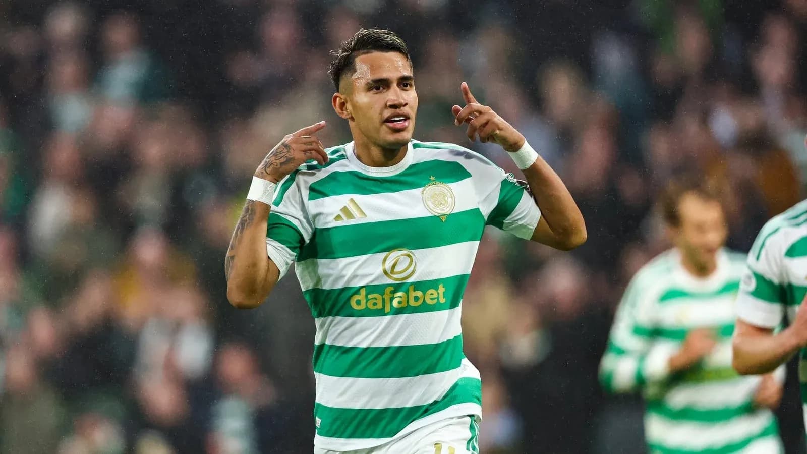 Jugador de Celtic celebrando un gol en el partido Jugador de Celtic celebrando un gol en el partido