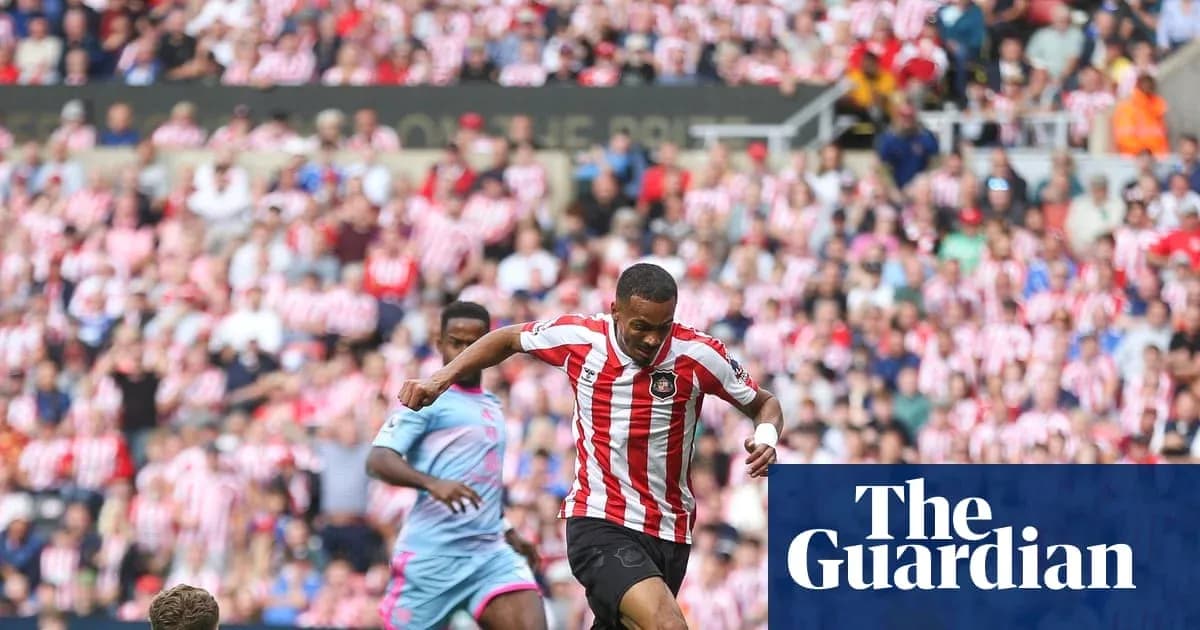Jugador de Sunderland corriendo con el balón en el estadio Jugador de Sunderland corriendo con el balón en el estadio